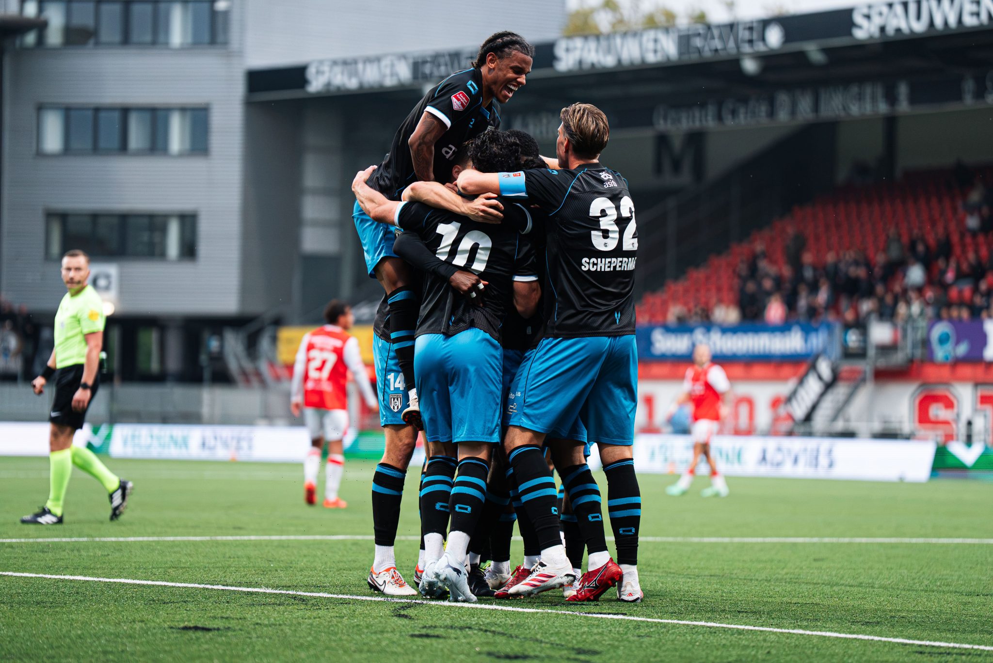 Heracles Almelo verstevigt koppositie door 5-1 zege bij MVV